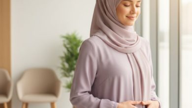 امرأة مسلمة شابة تحمل بطنها بحنان وأمل - حماية الخصوبة من العدوى التي تسبب العقم