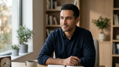 رجل يعمل في مكتبه بتركيز — مبادئ الإنتاجية