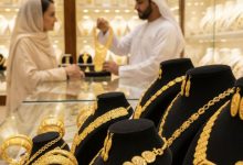 شراء الذهب في الإمارات - محل مجوهرات ذهبية فاخر في سوق الذهب بدبي مع عرض أساور وعقود ذهب عيار 22 و21 قيراط