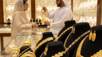 شراء الذهب في الإمارات - محل مجوهرات ذهبية فاخر في سوق الذهب بدبي مع عرض أساور وعقود ذهب عيار 22 و21 قيراط